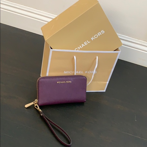 Michael Kors Handbags - Michael Kors Jet Set Travel Wallet